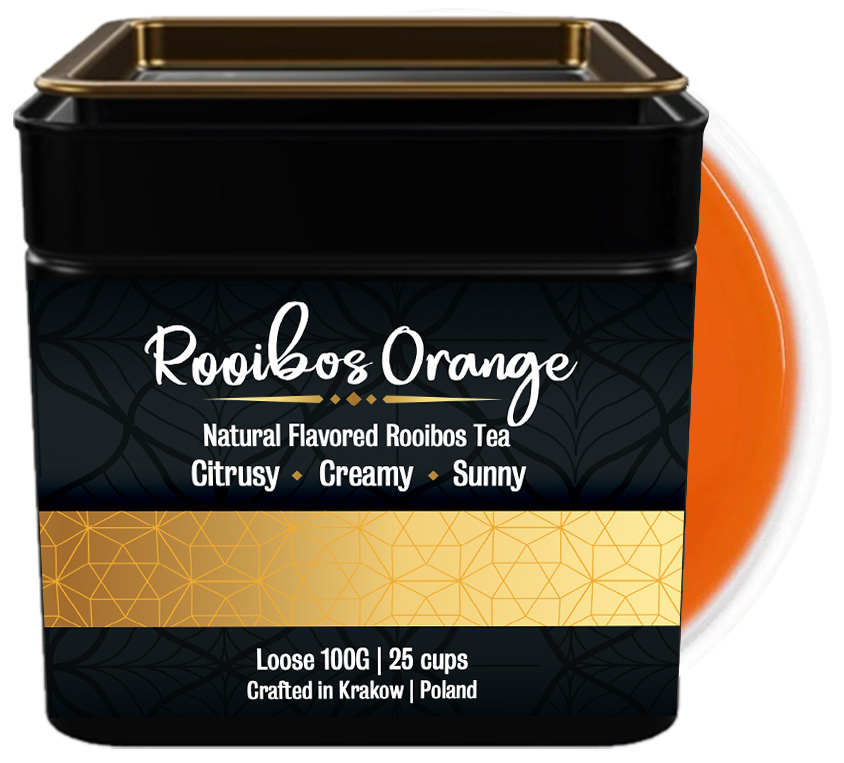 Rooibos Orange Leo Tea to wyjątkowa mieszanka wysokiej jakości liściastego rooibosa z naturalnymi aromatami pomarańczy i wanilii (7%), wzbogacona skórką pomarańczy (2%) oraz liśćmi moringi (1%). Ta bezkofeinowa kompozycja zachwyca naturalną słodyczą i ciepłym, pomarańczowo-waniliowym aromatem, tworząc napar o wyjątkowo harmonijnym smaku.

Herbata zapakowana jest w elegancką metalową puszkę w stylu premium, która nie tylko doskonale chroni delikatne liście przed utratą świeżości, ale także stanowi prawdziwą ozdobę kuchennej półki. Solidne, szczelne opakowanie gwarantuje zachowanie pełni aromatu przez długi czas. Delikatna słodycz rooibosa doskonale łączy się z soczystą nutą pomarańczy i aksamitnym aromatem wanilii, tworząc napar o wyjątkowo przyjemnym, łagodnym charakterze. Skórka pomarańczy dodaje subtelnej goryczki, która równoważy słodycz, a liście moringi wzbogacają kompozycję o wartości odżywcze.

Zalecane parzenie to zalanie wrzątkiem i zaparzanie przez 5-7 minut. Im dłuższy czas parzenia, tym bardziej intensywny staje się smak. Napar można podawać zarówno na gorąco, jak i na zimno – doskonale sprawdza się jako orzeźwiająca herbata mrożona.

Rooibos Orange Leo Tea w metalowej puszce to doskonały pomysł na prezent dla miłośników słodkich, owocowych herbat. Eleganckie opakowanie podkreśla wyjątkowy charakter zawartości, czyniąc z tej herbaty idealny upominek na różne okazje.